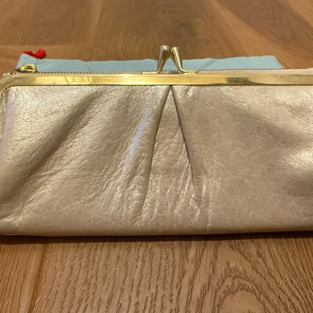 Hobo Cream Clutch Wallet - Picture 2 of 8